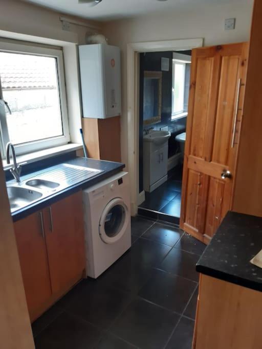 Medway Getaway - 3 Bed Home With Luxury Bathroom Chatham  Exterior photo