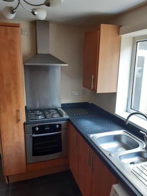 Medway Getaway - 3 Bed Home With Luxury Bathroom Chatham  Exterior photo