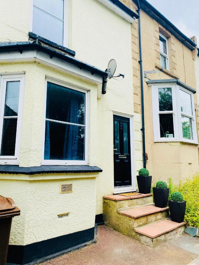 Medway Getaway - 3 Bed Home With Luxury Bathroom Chatham  Exterior photo