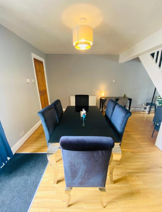 Medway Getaway - 3 Bed Home With Luxury Bathroom Chatham  Exterior photo